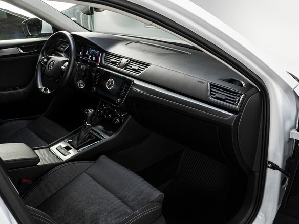 2021 Skoda Superb III Рестайлинг, белый, 2865000 рублей - вид 15