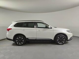 2022 Mitsubishi Outlander III Рестайлинг 3, белый, 1739000 рублей, вид 4