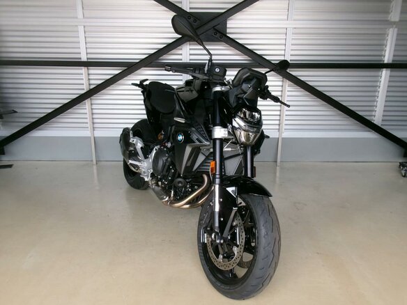 2025 BMW F 900 R, чёрный, 1277000 рублей - вид 2