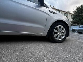 2014 Kia Rio 5-speed III, серебристый, 700000 рублей, вид 4