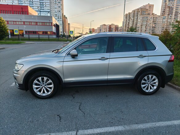 2017 Volkswagen Tiguan II, серебристый - вид 6