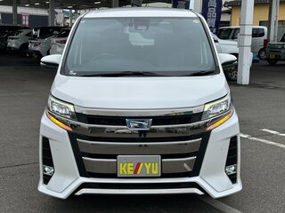 2021 Toyota Noah III (R80) Рестайлинг, белый, 1699000 рублей, вид 1