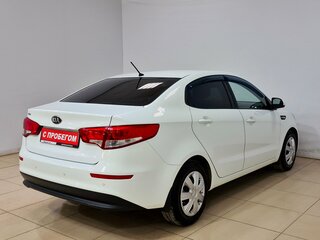 2015 Kia Rio III Рестайлинг, белый, 935000 рублей, вид 4