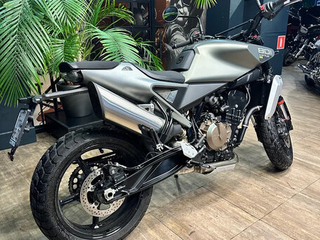 2026 Husqvarna Svartpilen 801, серый, 1250000 рублей, вид 3