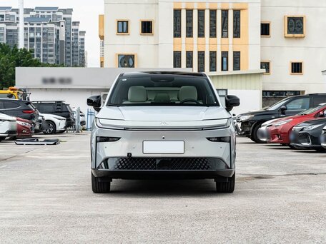 2026 Toyota bZ3X 67.9 kWh, серебристый, 3090000 рублей, вид 5