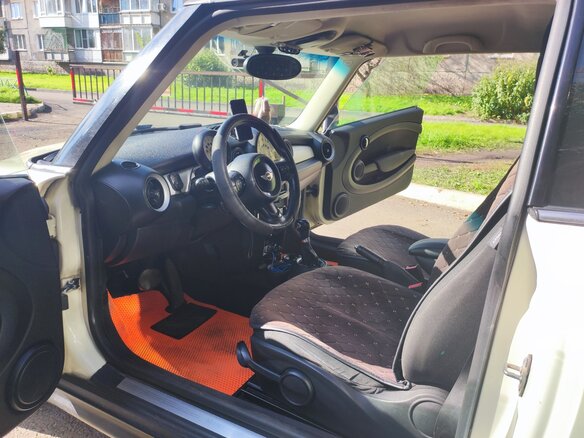 2012 Mini Hatch Cooper II (R56) Рестайлинг, белый, 1100000 рублей - вид 3