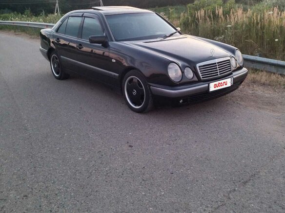 1997 Mercedes-Benz E-Класс 290 II (W210, S210), чёрный, 1000000 рублей - вид 1