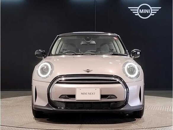 2023 Mini Hatch Cooper III (F55/F56) Рестайлинг 2, бежевый - вид 1