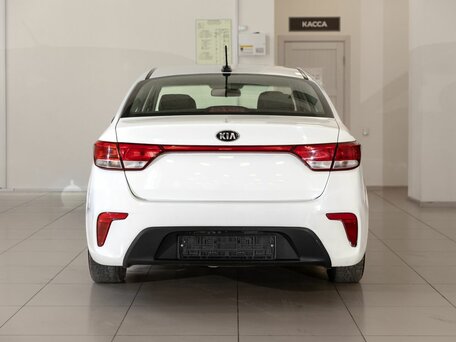 2017 Kia Rio IV, белый, 700000 рублей, вид 5