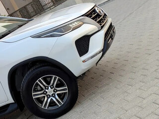2023 Toyota Fortuner II Рестайлинг, белый, 4400000 рублей, вид 4