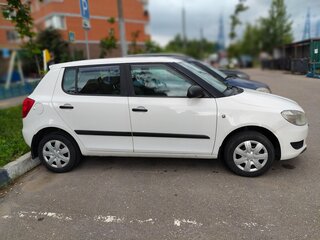 2013 Skoda Fabia II Рестайлинг, белый, 450000 рублей, вид 2