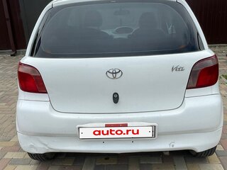 2001 Toyota Vitz I (P10), белый, 345000 рублей, вид 3