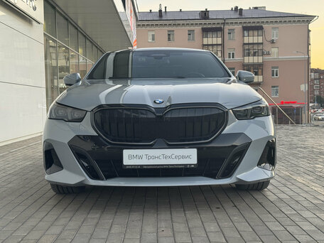 2025 BMW 5 серии 530i xDrive VIII (G60/G61/G68), серый, 7900000 рублей, вид 2