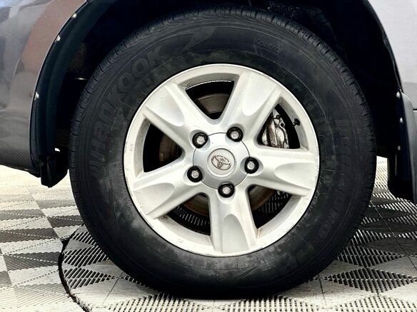 2010 Toyota Land Cruiser 200 Series, серый, 2361000 рублей - вид 11