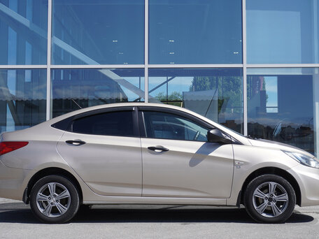 2013 Hyundai Solaris I, бежевый, 744000 рублей, вид 4