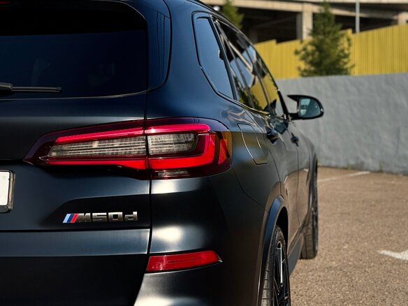2020 BMW X5 M50d IV (G05/G18), чёрный, 7500000 рублей - вид 7