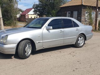 1997 Mercedes-Benz E-Класс 220 II (W210, S210), серебристый, 360000 рублей, вид 1