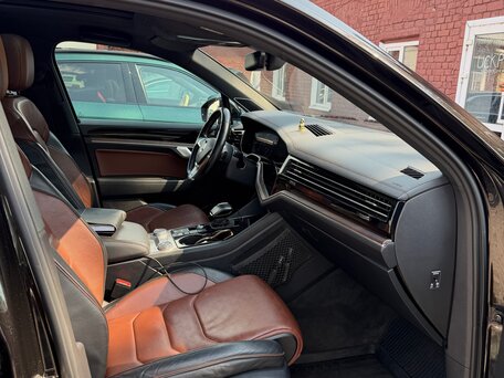 2019 Volkswagen Touareg III, коричневый, 4300000 рублей, вид 5