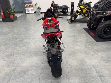 2025 Honda CBR 650R, чёрный, 1130000 рублей, вид 4