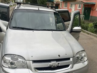 2012 Chevrolet Niva I Рестайлинг, серебристый, 410000 рублей, вид 1