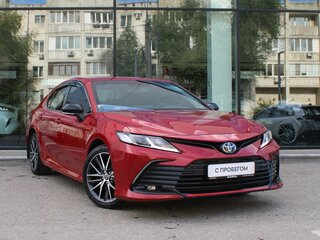 2021 Toyota Camry VIII (XV70) Рестайлинг, красный, 2699000 рублей, вид 3