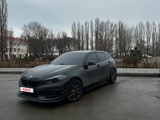 2019 BMW 1 серии 118i III (F40), чёрный, 2200000 рублей, вид 3