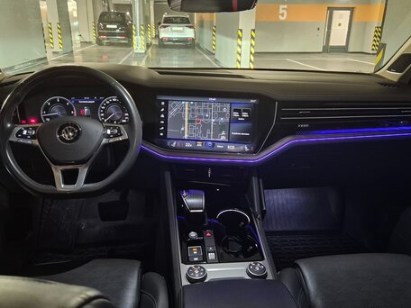 2018 Volkswagen Touareg III, чёрный, 5000000 рублей, вид 5