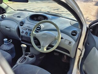 2001 Toyota Vitz I (P10), белый, 290000 рублей, вид 5
