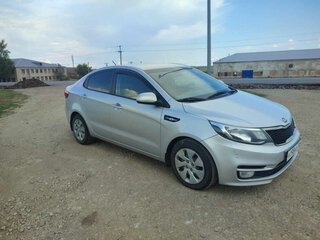 2015 Kia Rio III Рестайлинг, серебристый, 850000 рублей, вид 3