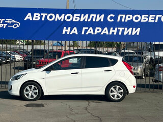 2013 Hyundai Solaris I, белый, 750000 рублей, вид 3