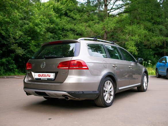 2013 Volkswagen Passat Alltrack B7, коричневый - вид 5