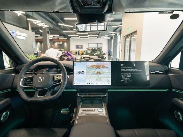 2025 Zeekr 9X 70 kWh, чёрный - вид 15