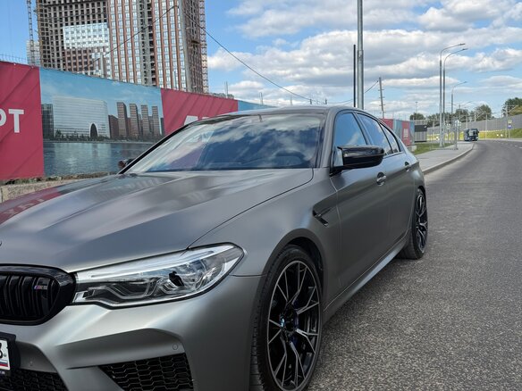 2020 BMW M5 Competition VI (F90), серый, 10000000 рублей - вид 2