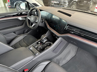 2026 Volkswagen Touareg III Рестайлинг, серый, 14550000 рублей, вид 4