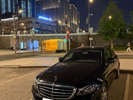 2019 Mercedes-Benz E-Класс 200 V (W213, S213, C238), чёрный, 3000000 рублей, вид 2