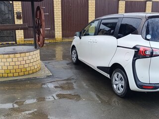 2020 Toyota Sienta II Рестайлинг, белый, 1450000 рублей, вид 5