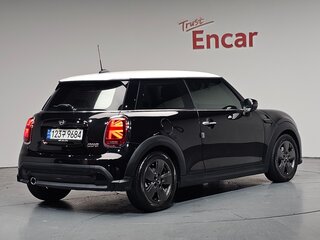 2022 Mini Hatch Cooper III (F55/F56) Рестайлинг 2, чёрный, 1760000 рублей, вид 4
