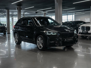 2020 BMW X1 20i xDrive II (F48) Рестайлинг, чёрный, 3770000 рублей, вид 2