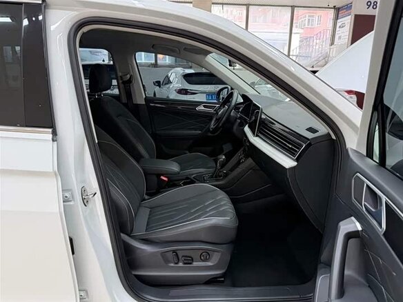 2023 Volkswagen Tiguan II Рестайлинг, белый, 2450000 рублей - вид 10