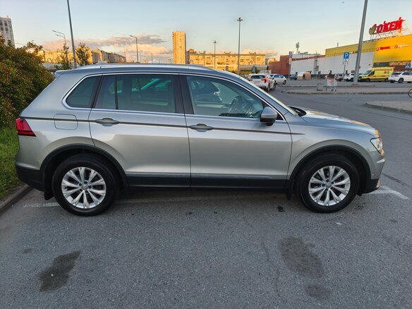2017 Volkswagen Tiguan II, серебристый - вид 4