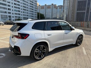 2025 BMW iX1 xDrive 30L, белый, 3194292 рублей, вид 4