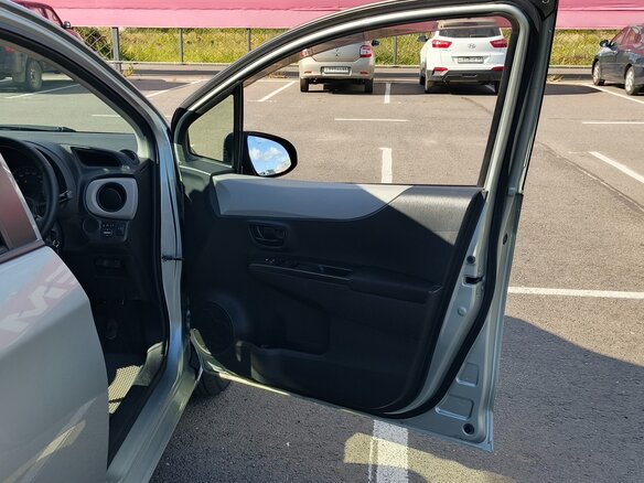2013 Toyota Vitz III (XP130), серый, 860000 рублей - вид 10