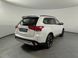 2022 Mitsubishi Outlander III Рестайлинг 3, белый, 1739000 рублей, вид 5