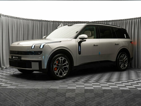 Lynk & Co 900