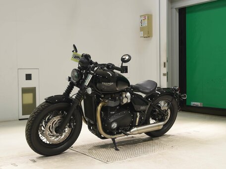 2022 Triumph Bonneville Bobber, чёрный, 1220000 рублей, вид 4