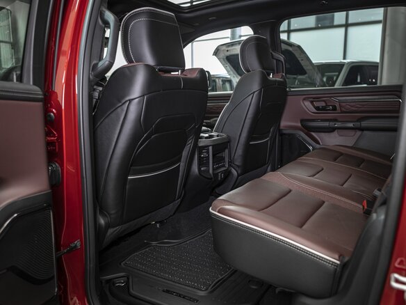 2026 Ram 1500 Crew Cab V Рестайлинг, красный - вид 14