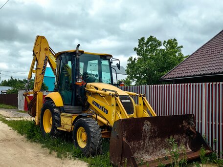 2011 Komatsu WB93R-5, жёлтый, 4000000 рублей, вид 1