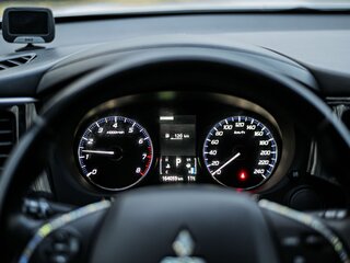2015 Mitsubishi Outlander III Рестайлинг 2, белый, 1625000 рублей, вид 5