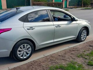 2018 Hyundai Solaris II, серебристый, 1235000 рублей, вид 3