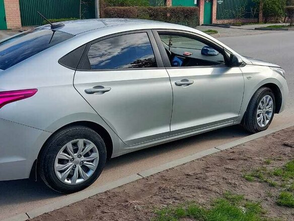 2018 Hyundai Solaris II, серебристый, 1235000 рублей - вид 2